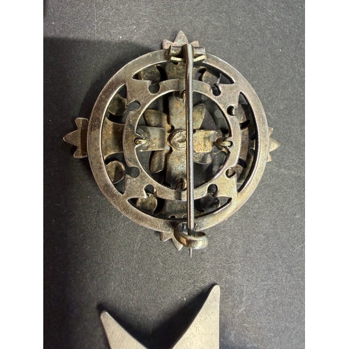 51 - Jewellery : Pair of vintage white metal broach's possible continental design