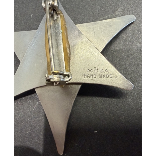 51 - Jewellery : Pair of vintage white metal broach's possible continental design