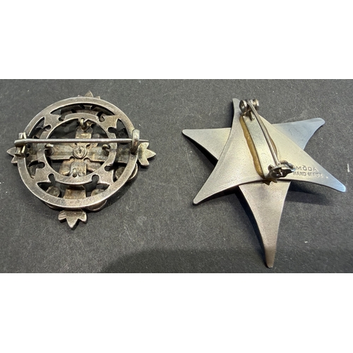 51 - Jewellery : Pair of vintage white metal broach's possible continental design