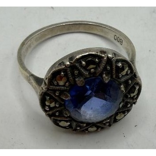 19 - Jewellery : Vintage continental Silver ring size O with central blue stone 4.7g