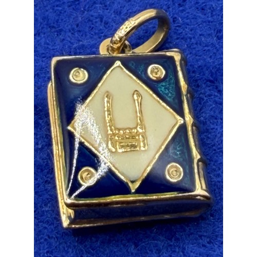 26 - 18ct Gold charm in the shape of Quran book, 22mm high and 2.6g
