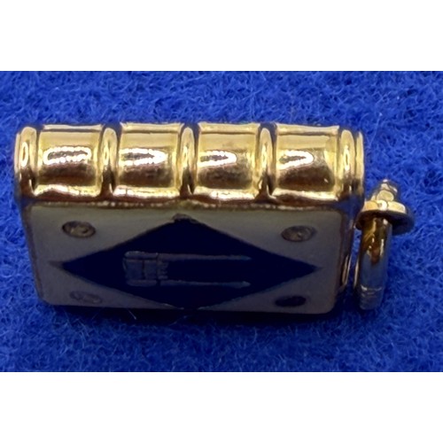 26 - 18ct Gold charm in the shape of Quran book, 22mm high and 2.6g