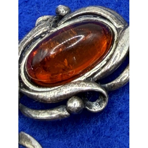 28 - JEWELLERY Silver and amber bracelet, marked 925, total weight 19.9g (8 inch)