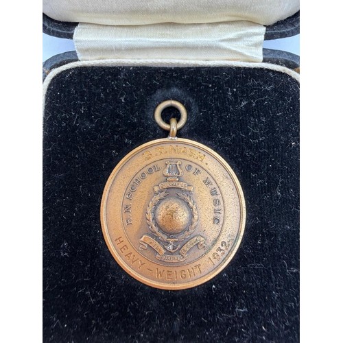 41 - COLLECTABLE 1932 Heavyweight boxing medal in original jewellery case. Engraved G T Nash. R N School ... 