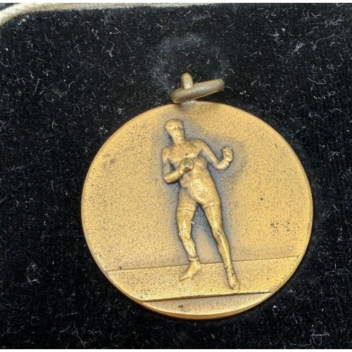 41 - COLLECTABLE 1932 Heavyweight boxing medal in original jewellery case. Engraved G T Nash. R N School ... 