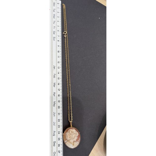 59 - Jewellery : 9ct Gold cased Cameo broach/pendant with clearly marked 9ct Gold chain, best we have see... 