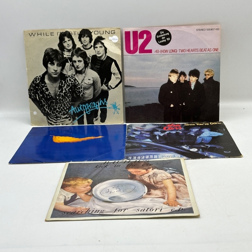 227 - 5x 7 inch single records - Autographs - While I'm Still Young, U2 - Two Hearts Beat As One (German p... 