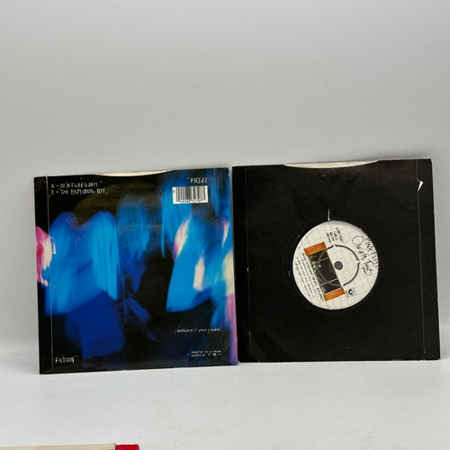 234 - 4x 7 inch single records - The Cure - In Between Days , Pink Floyd - Another Brick in the Wall, Gaye... 