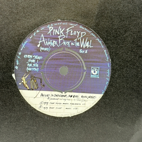 234 - 4x 7 inch single records - The Cure - In Between Days , Pink Floyd - Another Brick in the Wall, Gaye... 