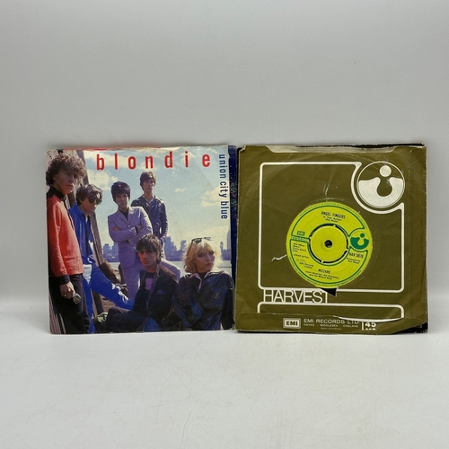 243 - 4x 7 inch single records - Status Quo - Ain't Complaining, Blondie - Union City Blue, Wizzard - Ange... 