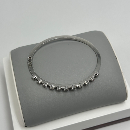 5 - An 18ct white gold diamond bangle, approx 1.10ct in total each stone approx 0.10ct, 7 1/2 inch wide,... 
