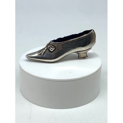 124 - A silver ladies shoe pin cushion, Birmingham 1904 Levi & Salaman, excellent condition with original ... 