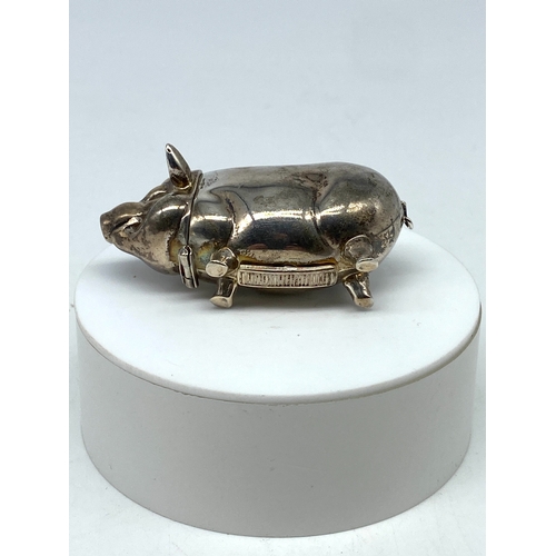 127 - A silver pig vesta case, marked 925 with import marks CME wholesalers Birmingham, 65mm x 30mm 25mm, ... 