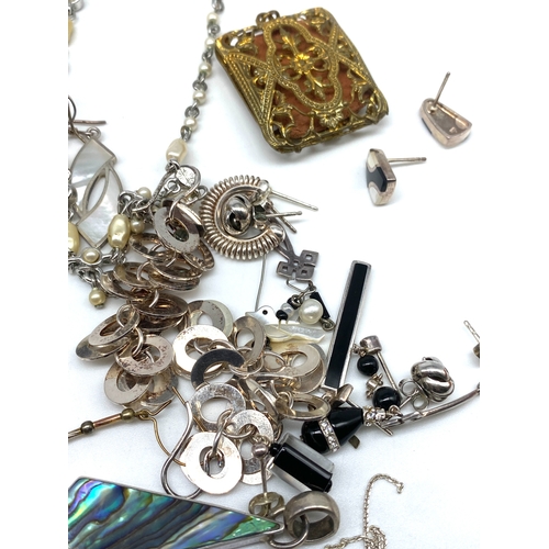 140 - A mixed lot of silver items & white metal items, 137 grams approx weight including some gold plated ... 