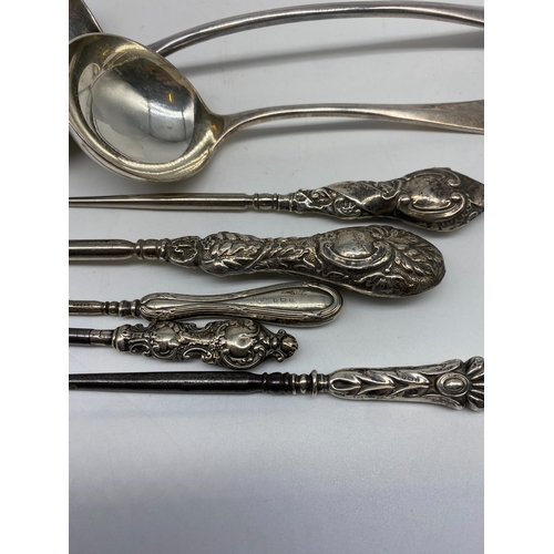 147 - A silver plated laddle, spoon, 4x mixed silver handled button hooks