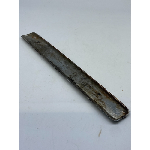 277 - A Fordson Dexter original bonnet grill badge