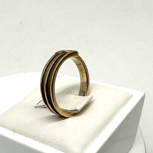 78 - A 9ct yellow gold leaf design ring, approx weight is 2.88grams, size M