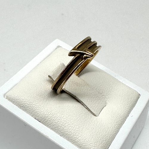 78 - A 9ct yellow gold leaf design ring, approx weight is 2.88grams, size M