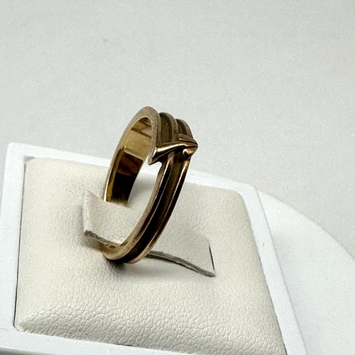 78 - A 9ct yellow gold leaf design ring, approx weight is 2.88grams, size M