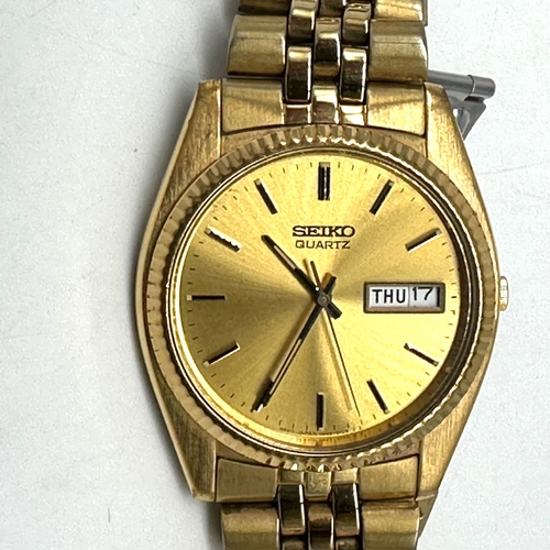 171 - A Seiko Quartz day date watch, 7N43-8111 model, 32mm dial, comes with original box & papers, will re... 