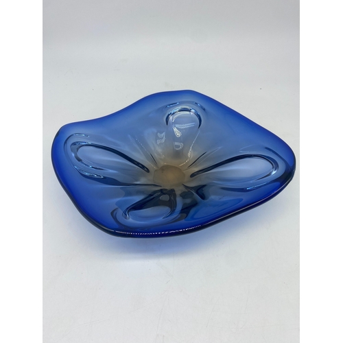 381 - A Josef Hospodka art glass bowl, 10 