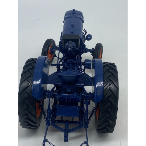 425 - A Fordson major model , scale 1:16