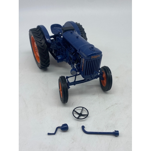 425 - A Fordson major model , scale 1:16