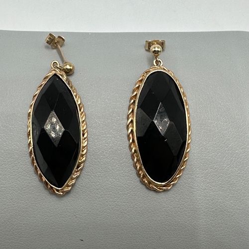 473 - A pair of 9ct yellow gold black jet style drop earrings, butterfly backs, size 36mm x 16mm, weight 6... 