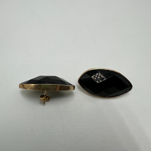 474 - A pair of 9ct yellow gold large jet style black stud earrings, size 31mm x 18mm, look handmade, weig... 