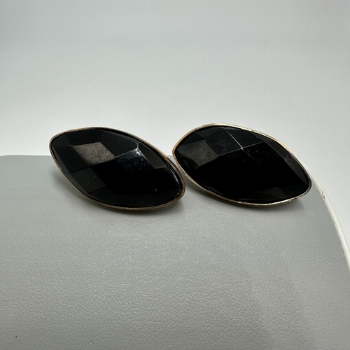 474 - A pair of 9ct yellow gold large jet style black stud earrings, size 31mm x 18mm, look handmade, weig... 