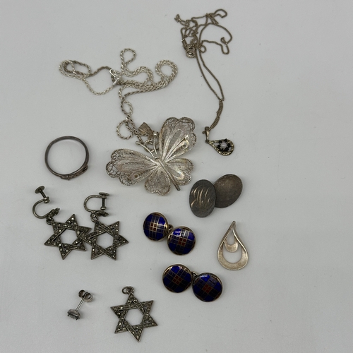 477 - A mixed lot of vintage silver