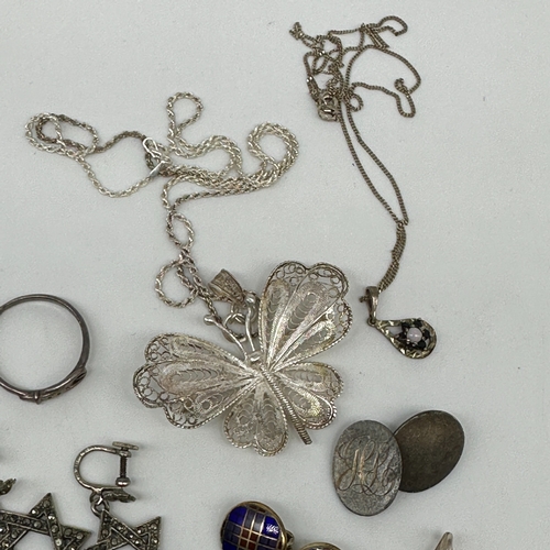 477 - A mixed lot of vintage silver