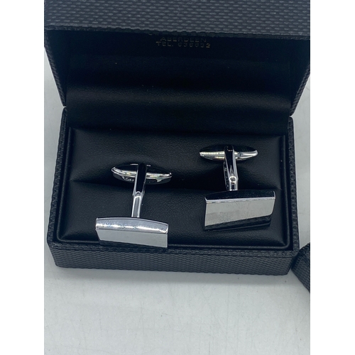 490 - A pair of stainless steel cufflinks