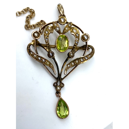 518 - A Victorian brooch pendant 9ct yellow gold, with safety chain, 40mm x 25mm, 3.5 grams approx weight