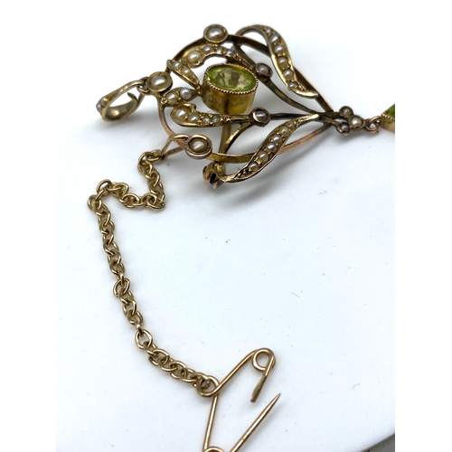 518 - A Victorian brooch pendant 9ct yellow gold, with safety chain, 40mm x 25mm, 3.5 grams approx weight