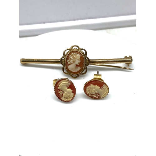 521 - A 9ct yellow gold Cameo brooch & white metal earrings
Brooch is hallmarked 9ct and earrings are not ... 