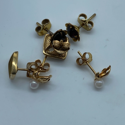 17 - A mixed collection of 9ct yellow gold stud earrings, all in pairs, all in nice condition, total weig... 