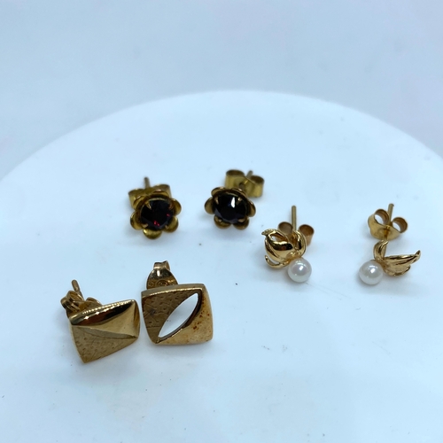 17 - A mixed collection of 9ct yellow gold stud earrings, all in pairs, all in nice condition, total weig... 