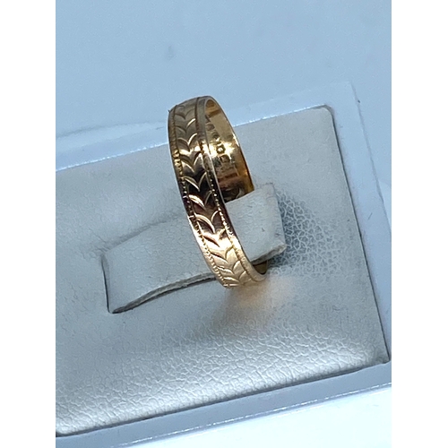 199 - A 9ct yellow gold designed wedding band, size O, weight 1.3 grams approx