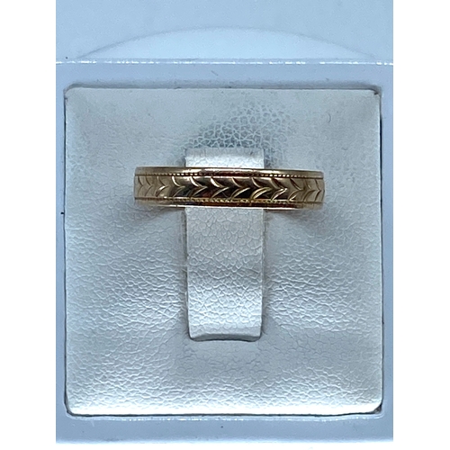 199 - A 9ct yellow gold designed wedding band, size O, weight 1.3 grams approx