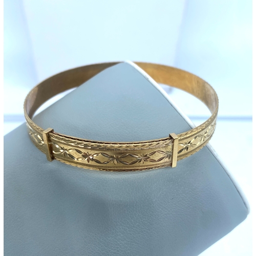 21 - A 9ct yellow gold bangle, adult size expanding bangle, 8mm wide, 8 inches round and 1 1/2 inches exp... 