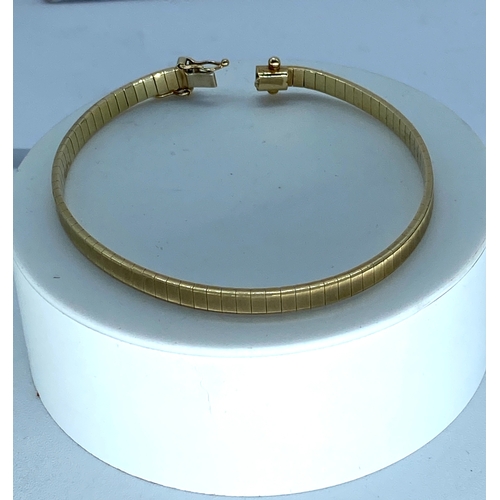 26 - A 9ct yellow gold snake linked bracelet, 7 1/2 inches long, fully hallmarked, all links are in excel... 