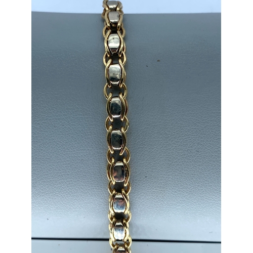 30 - A 9ct yellow & white gold heavy link design bracelet, 7 3/4 inches long approx, weight is 18.6 grams... 