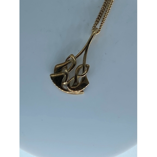 32 - A 9ct yellow gold Scottish design pendant & close curb chain, 18 inch long close curb chain, pendant... 