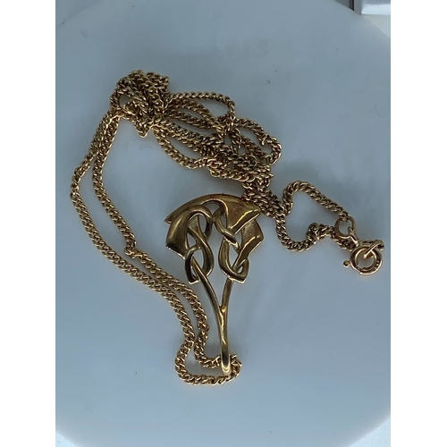 32 - A 9ct yellow gold Scottish design pendant & close curb chain, 18 inch long close curb chain, pendant... 