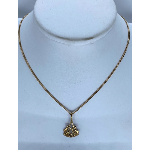 32 - A 9ct yellow gold Scottish design pendant & close curb chain, 18 inch long close curb chain, pendant... 