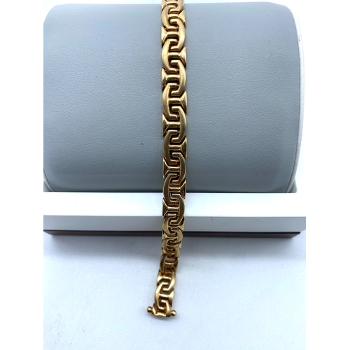 6 - A 9ct yellow gold linked design bracelet, 2x figure of 8 safety links, 15.6 grams in weight approx, ... 