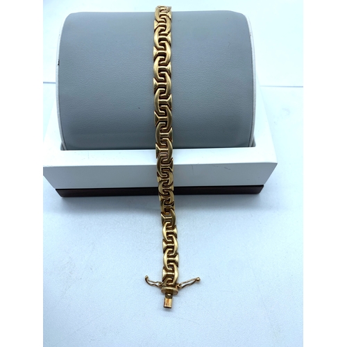 6 - A 9ct yellow gold linked design bracelet, 2x figure of 8 safety links, 15.6 grams in weight approx, ... 