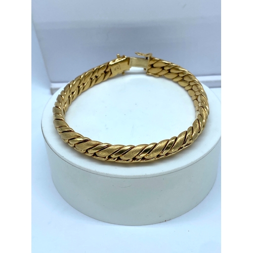 67 - An 18ct yellow gold fancy link bracelet, fully hallmarked, 7 1/2 inches long, 32.4 grams in weight a... 