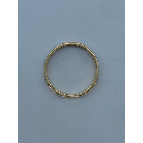 107 - An 18ct yellow gold & platinum fancy design wedding band, 1.9 grams in weight approx, size L